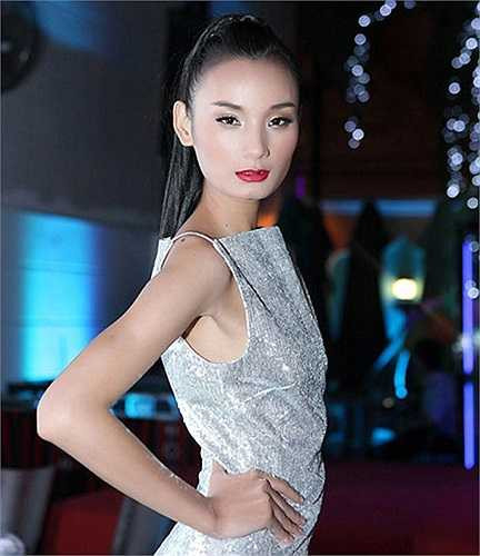 Cùng có điểm xuất phát 'gái quê' như Lê Thị Phương là Lê Thúy nhưng cô gái đến từ Quảng Bình có nhiều lợi thế hình thể hơn. Gương mặt góc cạnh, vuông vắn có phần thô, đôi mắt to và sống mũi cao của Lê Thúy không được đánh giá cao so với chuẩn mực cái đẹp Vline ở showbiz.