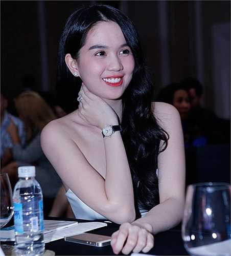 Hiện tại, chân dài nội y được biết đến với làn da trắng sứ, vóc dáng cân đối và thường xuyên diện những bộ đồ hiệu đắt tiền. Tuy nhiên, mặc dù đã tắm trắng để cải thiện hình ảnh nhưng không ít người nhận xét, Ngọc Trinh vẫn không thoát khỏi vẻ quê mùa trên gương mặt.