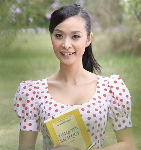 Người đẹp Sợi xích là minh chứng rõ rệt cho xu hướng lấy số đo vòng 1 áp đảo nhan sắc. Gương mặt của bạn gái nhạc sĩ Nhất Huy ở mức bình thường, không có nét nổi bật đặc biệt răng khểnh khiến cô thêm phần gái quê và sến sẩm.