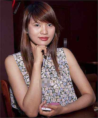 Sau cuộc thi Next Top Model, chân dài Lê Thị Phương gia nhập showbiz với biệt danh 'gái quê' vì gương mặt có nhiều nhược điểm như to tròn, có phần thô cùng sống mũi thấp và hàm răng xỉn màu.