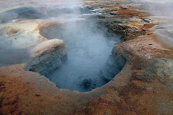 Hverir là một khu địa nhiệt nằm gần Krafia – vùng có cấu trúc núi lửa thuộc phía bắc Iceland. Nơi đây là lãnh địa của các đài phun nước nóng, hơi nước được hình thành từ vết nứt vỏ Trái đất, bao quanh bởi hồ bùn sôi, vòm dung nham và những hồ đầy lưu huỳnh.