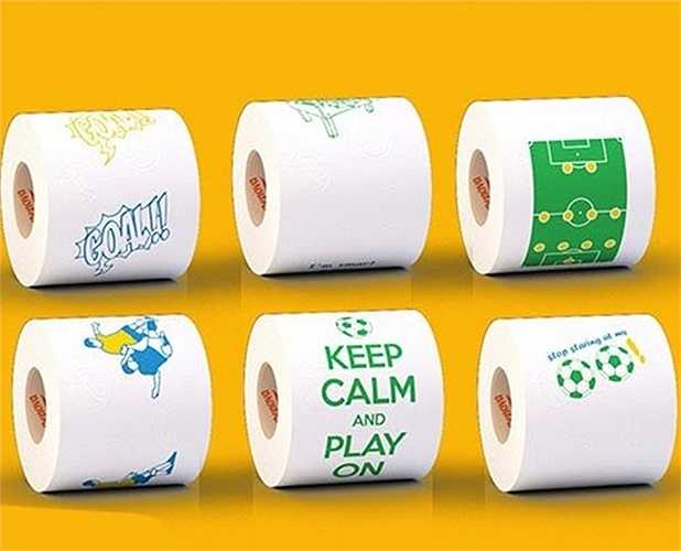 Giấy vệ sinh in hình các sân bóng hay biểu tượng bóng đá đang trở thành món hàng hot hè năm nay. Các fan tận dụng triệt để khẩu hiệu ăn bóng đá, ngủ bóng đá và đi vệ sinh cũng bóng đá.