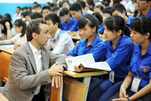 Ông Jesus Madrazo rất thân thiện với sinh viên.