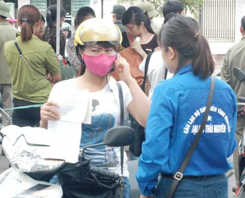 Sinh viên tình nguyện Đại học Thái Nguyên tư vấn cho thí sinh và người nhà thí sinh