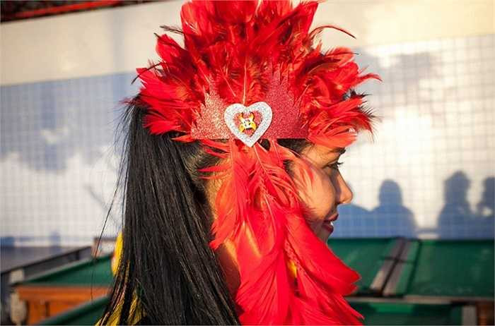 Cuộc thi được tổ chức song song với một giải bóng đá phủi với sự tham dự của các đội bóng thổ dân.