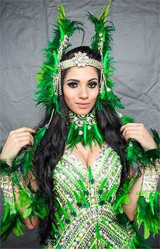 Sở hữu một khuôn mặt xinh xắn và một thân hình bốc lửa, ít ai nghĩ Brenda Carioca chỉ là một cô gái của một bộ tộc nằm sâu trong rừng già Amazon.