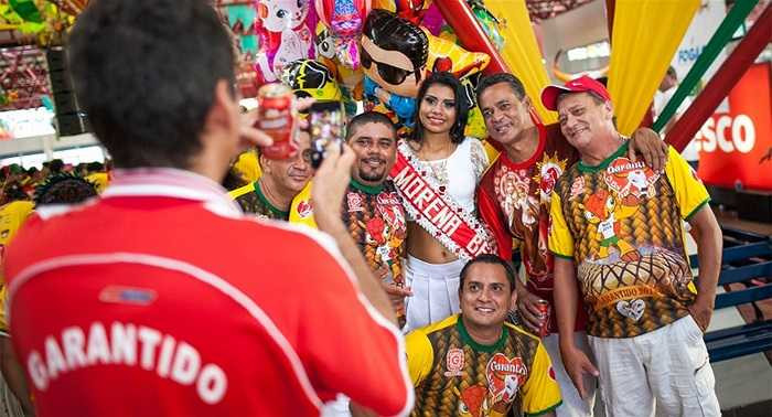 Taina Rodrigues người có biệt danh 'Tóc nâu xinh đẹp' chụp ảnh kỷ niệm thành viên BTC.