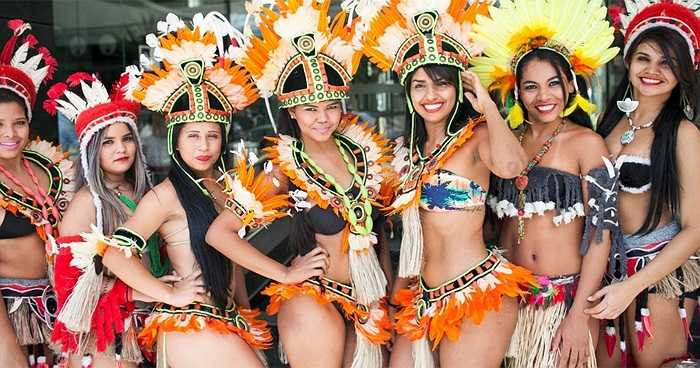 Các thi sinh tham dự cuộc thi tạo dáng trước ống kính.