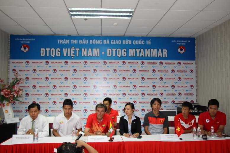 Họp báo trước trận giao hữu Việt Nam - Myanmar (ảnh: Hoàng Tùng)