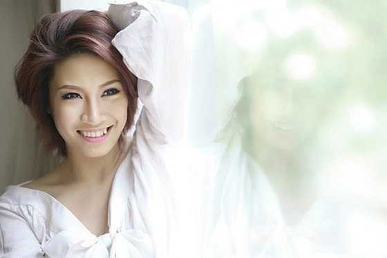 Không chỉ oán trách tình cũ, nữ ca sĩ đất Cảng còn nặng lời nói rằng: 'Khi tôi đứng bên cạnh anh ta giá trị của tôi đã bị giảm đi. Có những thời gian tôi cho rằng mình như một cây tầm gửi, tôi bực bội vì điều đó. Một gã không xứng là đàn ông, tên mình đâu tùy tiện mà đứng bên cạnh được'. Những chia sẻ của Pha Lê dành cho tình cũ khi đó đã khiến dư luận xôn xao một thời gian khá dài. Còn với Công Vinh, anh dường như chẳng buồn để tâm tới chuyện của người yêu một thời. 