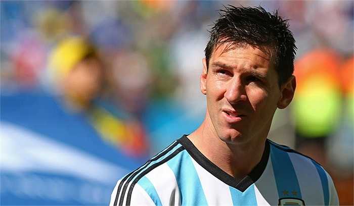 Messi ra sân và ngóng lên khán đài, nơi có bạn gái Antonella Roccuzzo và cậu con trai Thiago đang đứng cổ vũ cho anh.