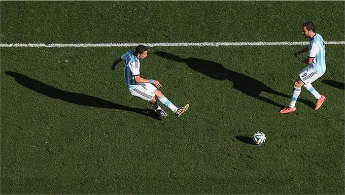 Chuyền bóng như đặt cho Di Maria 'kết liễu' Thụy Sỹ.