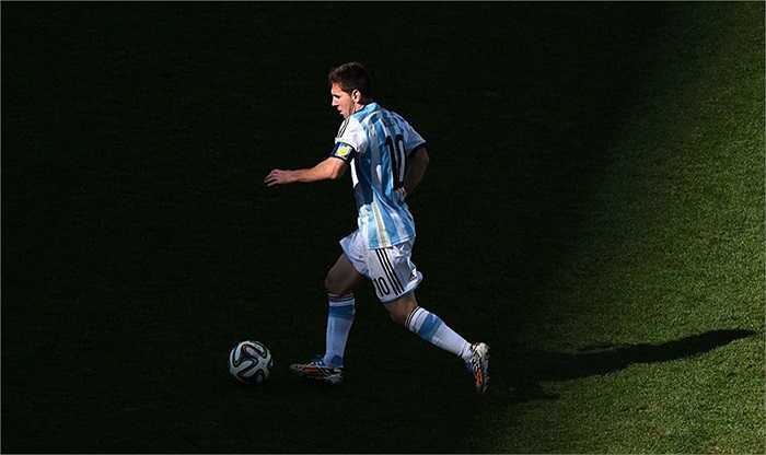 Nhưng Messi quá đơn độc trong cuộc đấu.