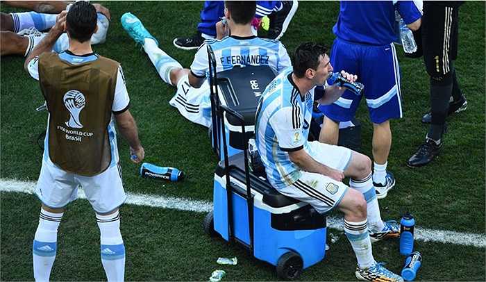 45 phút khép lại, tỷ số vẫn là 0-0. Messi dù đã chơi hết sức nhưng vẫn chưa thể tạo ra khác biệt.