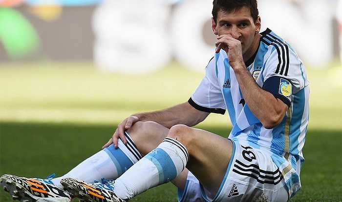 45 phút còn lại của hiệp 2 điều tương tự cũng xảy. Messi bị khóa chặt.