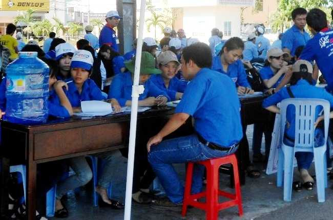 Các đội tình nguyện đang tất bật chuẩn bị giúp đỡ thí sinh