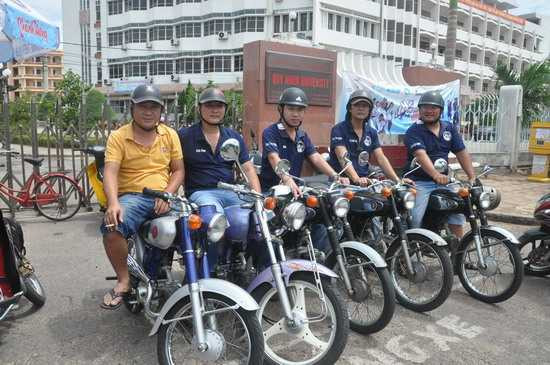 Các thành viên CLB honda 67 chở thí sinh miễn phí trước trường ĐHQN
