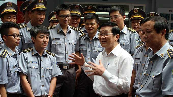Chủ tịch nước trò chuyện với lực lượng kiểm ngư Việt Nam - Ảnh: V.V.Thành