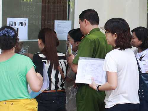  Phụ huynh nộp hồ sơ tại Trường Tiểu học Trần Hưng Đạo (quận 1) sáng 1/7