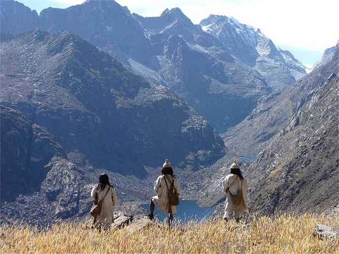 Bộ tộc thiểu số người da đỏ Kogi, có nguồn gốc từ nền văn minh Tairona. Bộ tộc này trú ngụ trên dãy núi Sierra Nevada, Colombia, nơi quanh năm mây mờ bao phủ. Vùng núi nơi bộ tộc này sinh sống rất hoang vu, ít người dám bén bảng tới vì họ sợ thần linh quở phạt. 