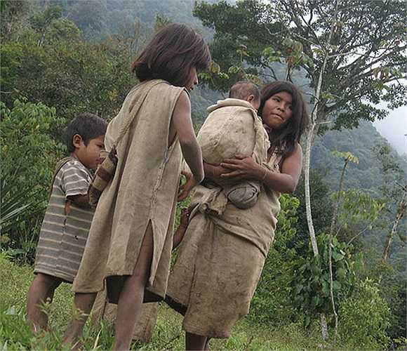 Họ thường dùng tay chọc vào một ống gỗ bên trong có chứa vôi, cho đến khi tan thành bột và thỉnh thoảng họ lại chấm vào lưỡi. Việc làm đó nhằm nhắc nhở bản thân luôn trau dồi mài dũa thân và tâm giúp hiểu rõ đời sống đúng đắn, vẹn toàn. Từ đó ý thức được những việc kỳ diệu, phi thường. 