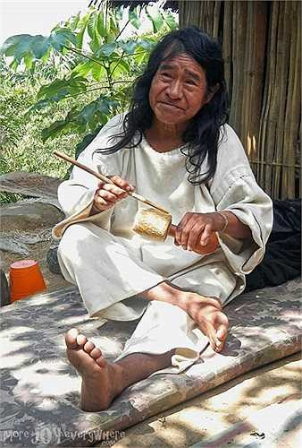 Điều kỳ lạ là cả đàn ông và đàn bà đều ăn mặc giống nhau, và đều không ăn thịt, cá hay bất cứ loài động vật, côn trùng nào. Thức ăn của họ không có gì khác ngoài cây, lá, hoa, quả, củ.