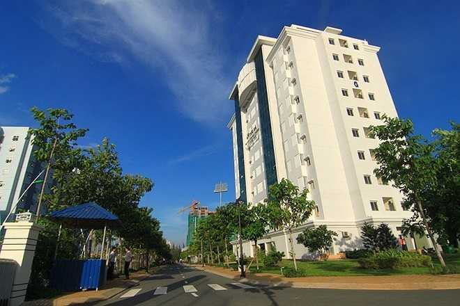 Ký túc xá ĐH Tôn Đức Thắng nằm trong khuôn viên trường (P.Tân Phong, Quận 7). KTX được xây dựng từ năm 2010, gồm 2 khối nhà với tổng diện tích sàn xây dựng là 15.99 m2..