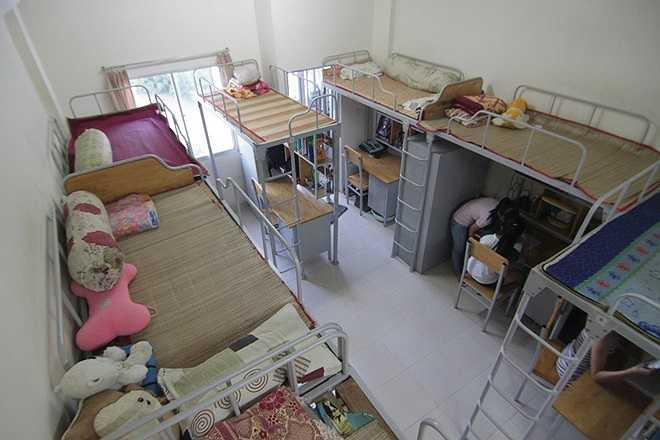 Hai dãy nhà có 282 phòng; mỗi phòng rộng 36 m2, phục vụ nhu cầu ở cho 8 sinh viên. Trong phòng thiết kế các giường tầng, có nhà vệ sinh khép kín.