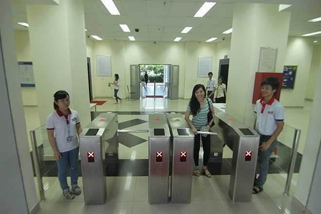 Việc ra vào KTX được quản lý nghiêm ngặt để đảm bảo an ninh. Theo ông Nguyễn Đức Hiếu (Trưởng Ban quản lý) thì KTX nhà trường sẽ bố trí phòng để tiếp nhận thí sinh dự thi vào trường.