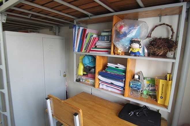 Mỗi sinh viên có một không gian riêng với tủ quần áo, giá sách, bộ bàn học.