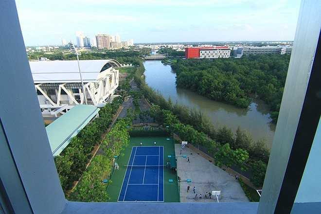 Góc cửa sổ nhìn ra khuôn viên quanh ký túc xá.