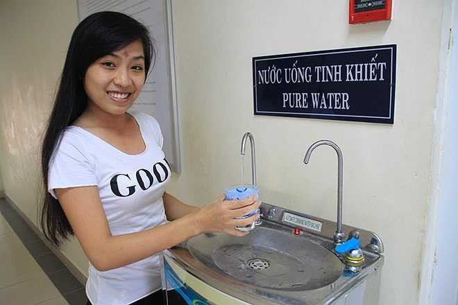 Từng khu vực hành lang đều trang bị máy lọc nước nóng lạnh. 