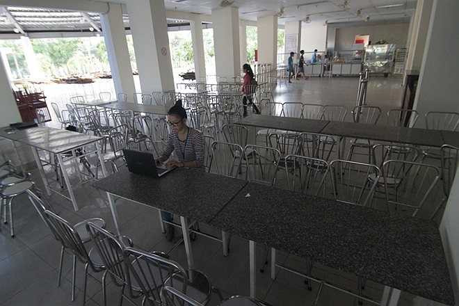 Khu vực căn tin, nhà anh được bày trí gọn gàng, thông thoáng. Ngoài ra, KTX còn có nhiều dịch vụ giải trí như trang bị tivi, dàn karaoke, bàn bida...