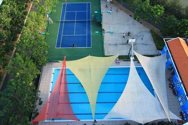 Sân tennis và hồ bơi nằm cạnh nhau, thường xuyên có sinh viên tham gia tập luyện.