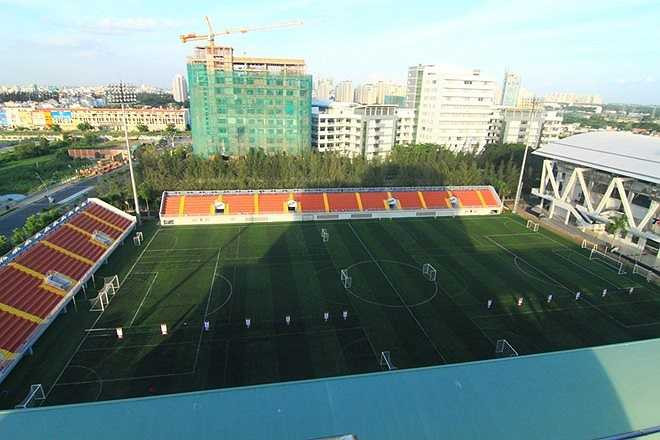 Đối diện là sân bóng đá và nhà thi đấu đa năng nằm cạnh sân.