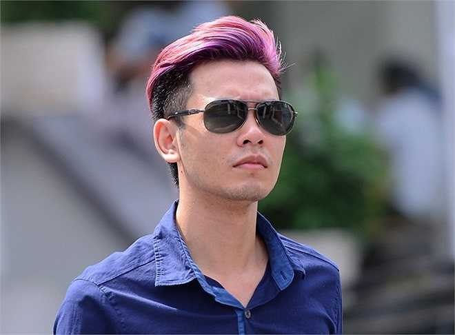 Sáng 2/7, thí sinh bắt đầu tập trung làm thủ tục dự thi khoa diễn viên kịch - điện ảnh tại trường ĐH Sân khấu Điện ảnh chuẩn bị cho vòng sơ tuyển. Nam sinh Chử Ngọc Tú đến từ Điện Biên sành điệu với mái tóc màu hồng.