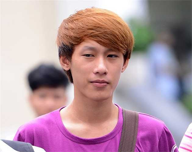 Một sĩ tử khác nổi bật với mái tóc màu cam.