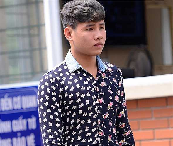 Một nam sinh nổi bật với áo hai kiểu hình hoa.