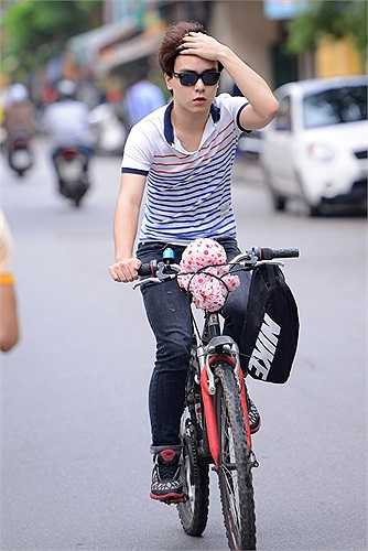 Một sĩ tử khác có gương mặt rất tài tử điện ảnh đi xe đạp thể thao đến trường dự thi.