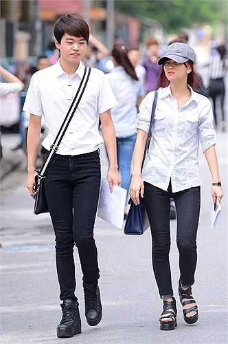 Đôi bạn phối đồ với hai màu trắng đen.