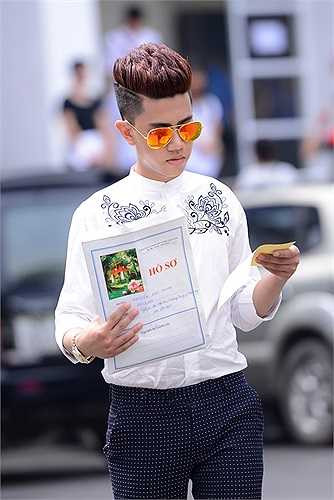 Nguyễn Duy Trung đến từ Hải Dương cầu kì với áo họa tiết, quần kẻ và kính phản quang. Bạn trẻ cho biết, rất tự tin với gu thời trang của mình.