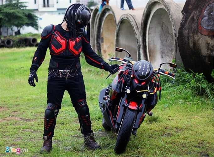 Theo anh Tuấn, người chế tạo chiếc mặt nạ quái vật, thời gian hoàn thành nó mất 4 ngày, chi phí chỉ khoảng 2 triệu đồng. Hầu hết bộ phận được làm thủ công nên giá thành giảm. 