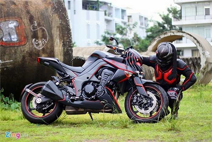 Mặt nạ được ép bằng tấm nhựa PVC cắt từ ống nước. Anh Tuấn dùng đèn khò uốn theo hình mẫu quái vật trong bộ phim. 