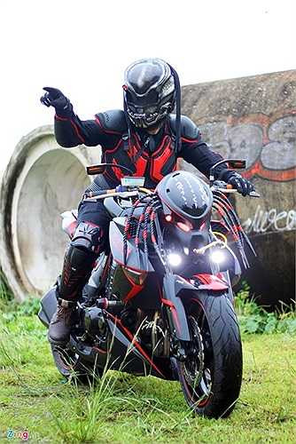 Riêng phần tóc của Predator được làm bằng dây thừng và quấn băng keo đen. “Ống dưỡng khí” cho quái vật được chế tác từ ống bơm áp suất.