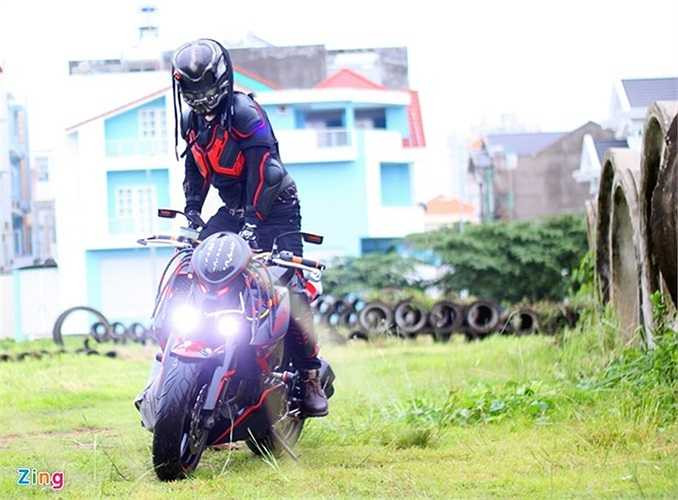 Anh Phúc Râu, chủ nhân chiếc xe cho biết, lý do thôi thúc anh độ chiếc xe bắt đầu khi dòng Z1000 2014 được nhập khẩu về nước. anh nghĩ ra ý tưởng táo bạo, phải biến nó thành hàng độc.