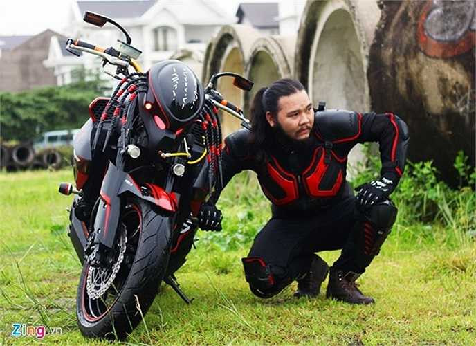 Khi chạy trên những tuyến phố trung tâm, chiếc xe trở thành tâm điểm chú ý của hầu hết người đi đường, như thể 'người ngoài hành tinh' đang lướt trên phố Sài Gòn