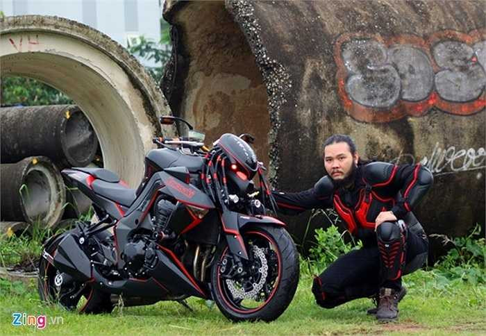 Theo nhiều bạn bè của anh, ngoài chiếc xe tuyệt đẹp, thì chủ nhân của nó là một người đặc biệt. Với mái tóc dài, bộ râu “Võ Tòng”, cả người và xe trông rất hợp mắt.