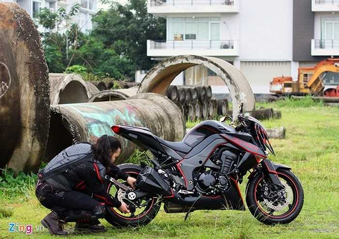 Kawasaki Z1000 nằm trong phân khúc nakedbike cùng với các đối thủ 'kỳ cựu' như Honda CB1000, Triumph Speed Triple... Trình làng từ năm 2003, Z1000 nhận được sự yêu mến của giới chơi mô tô nhờ kiểu dáng đẹp, chất lượng tốt.