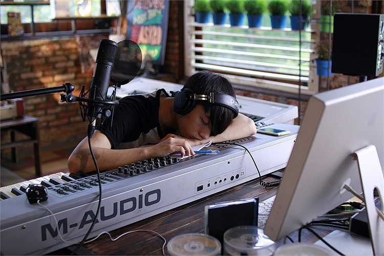 Sơn Tùng M-TP ngủ gục đáng yêu trong phòng thu trong những cảnh quay hậu trường của phim 'Chàng trai năm ấy'.