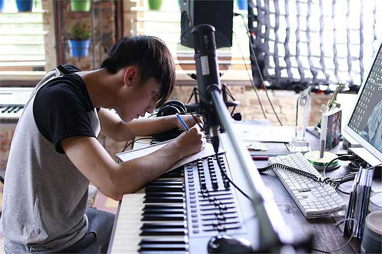 Tiếp nối thành công của bộ phim Thần Tượng với chiến thắng 6 giải Cánh diều Vàng, đạo diễn Nguyễn Quang Huy tiếp tục thực hiện bộ phim thứ hai của mình mang tên Chàng trai năm ấy. 